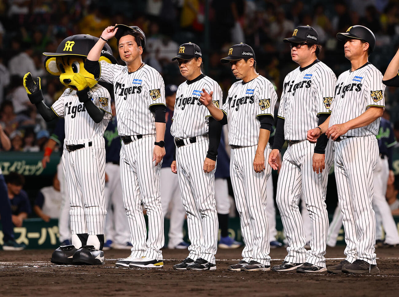 阪神対ヤクルト　ヤクルトに敗れた藤川球児監督（左から2人目）はファンにあいさつをする（撮影・上田博志）