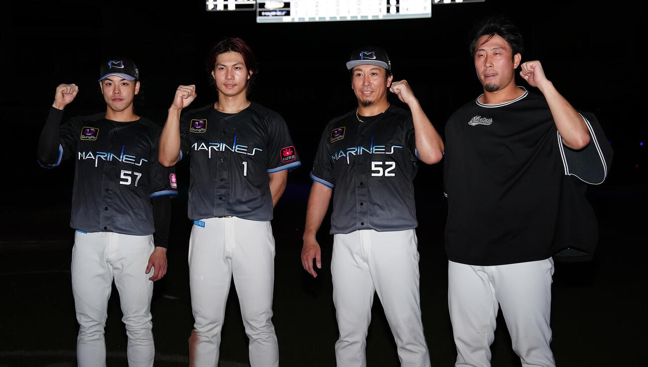 ロッテ対オリックス　オリックスに勝利し笑顔で写真に納まるロッテの、左から小川龍成、藤原恭大、益田直也、八木彬（撮影・鈴木みどり）