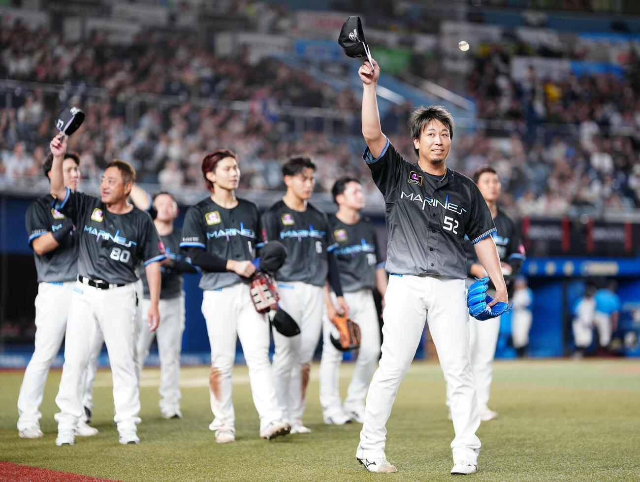 ロッテ対オリックス　オリックスに勝利し、ファンの声援に応えるロッテ益田直也（右）（撮影・鈴木みどり）