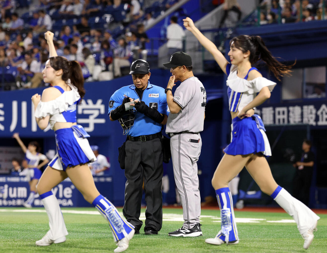 DeNA対巨人　8回裏DeNAの攻撃前、投手交代を告げる巨人橋上秀樹監督代行（撮影・浅見桂子）