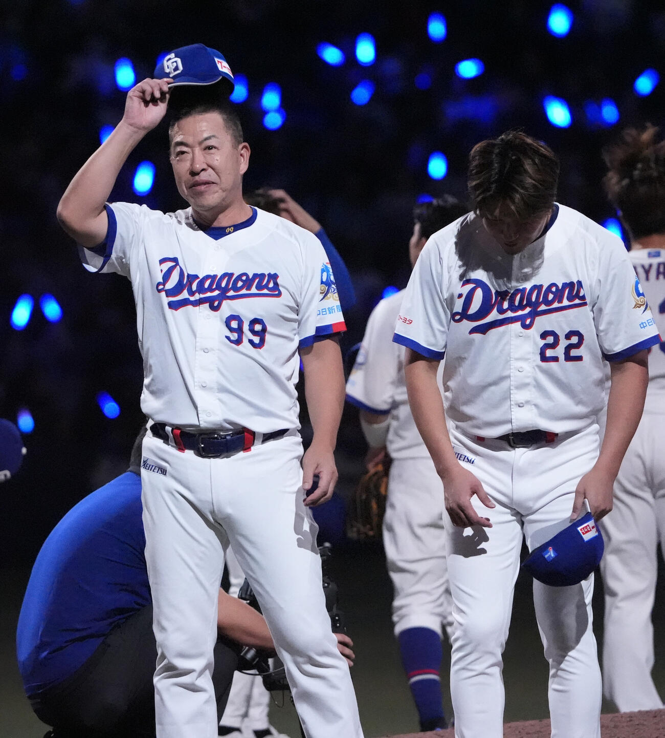 中日対広島　試合終了、井上一樹監督（左）はスタンドの観客にあいさつをする（撮影・森本幸一）