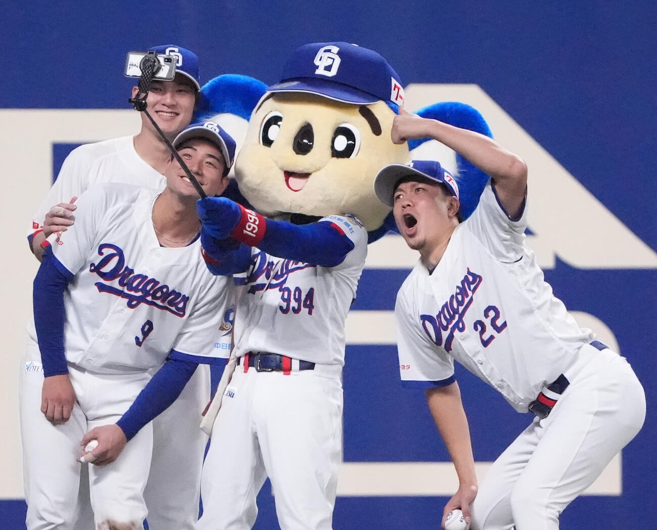中日対広島　ヒーローインタビューを終え写真に納まる左から石川昂弥、石伊雄太、ドアラ、大野雄大（撮影・森本幸一）