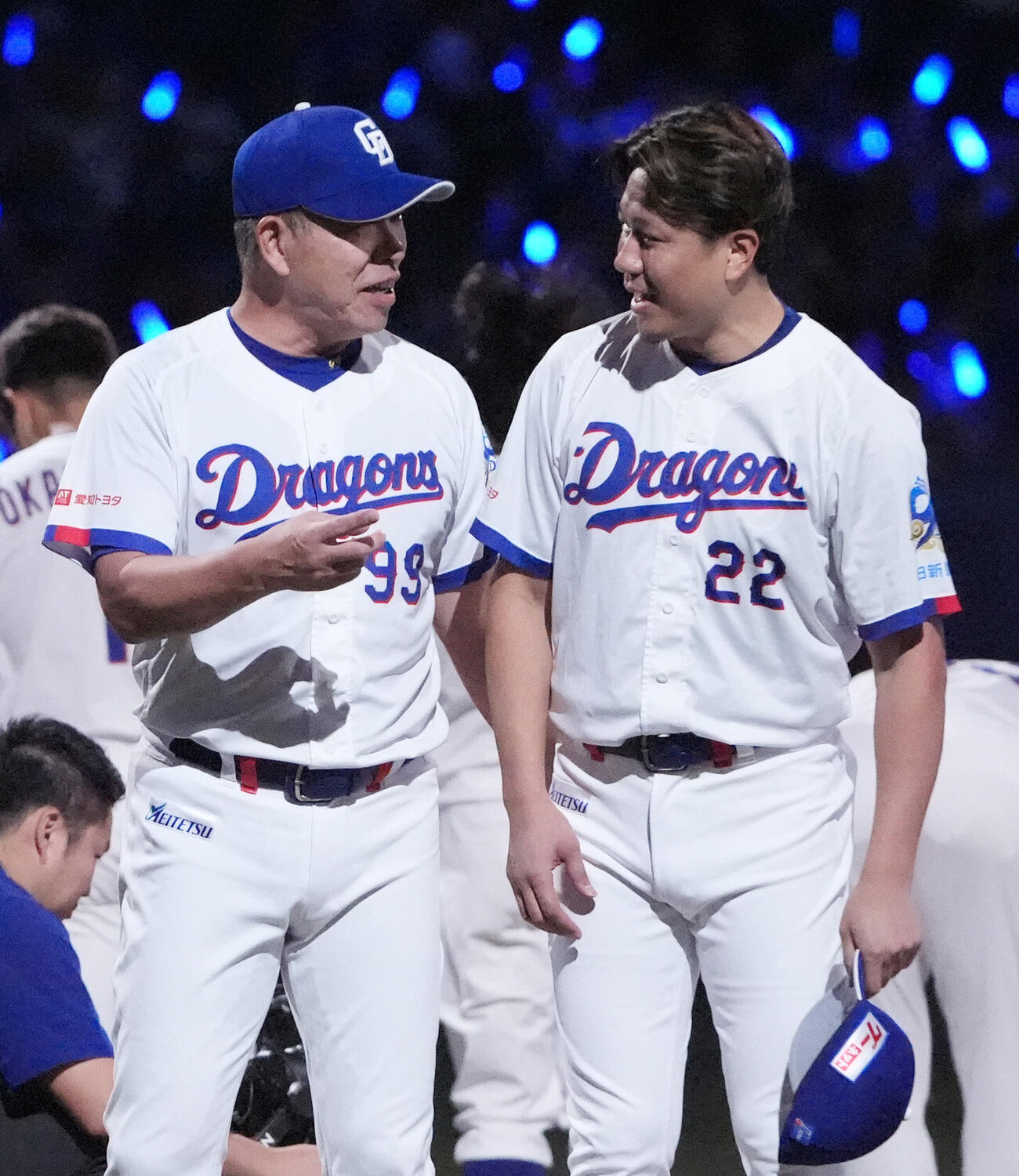 中日対広島　試合終了、井上一樹監督（左）は大野雄大と言葉を交わす（撮影・森本幸一）