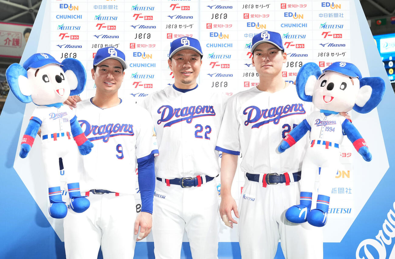 中日対広島　ヒーローインタビューを終え写真に納まる左から石伊雄太、大野雄大、石川昂弥（撮影・森本幸一）