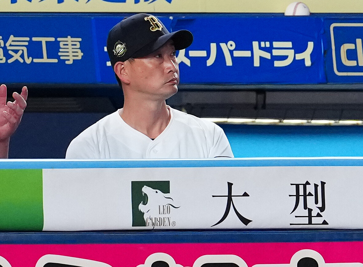 ロッテ対オリックス　ベンチで浮かない表情のオリックス岸田護監督（撮影・鈴木みどり）