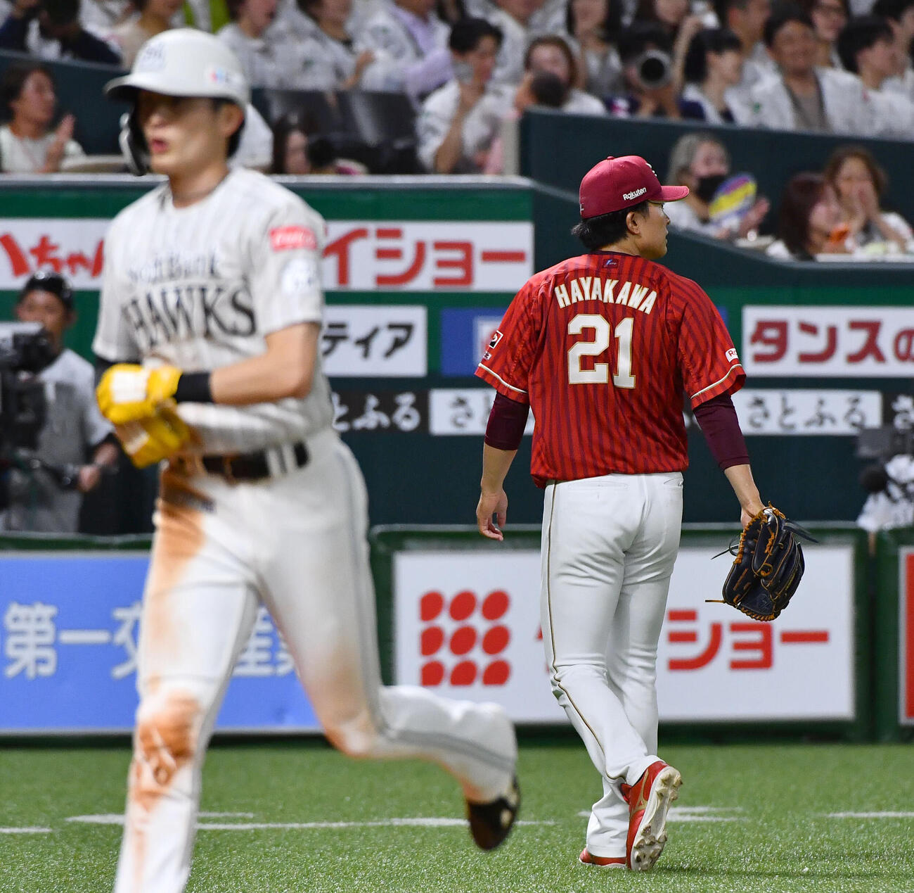 ソフトバンク対楽天　4回裏終了後、周東佑京（左）に逆転打を許した早川隆久は肩を落としてベンチへ戻る（撮影・岩下翔太）