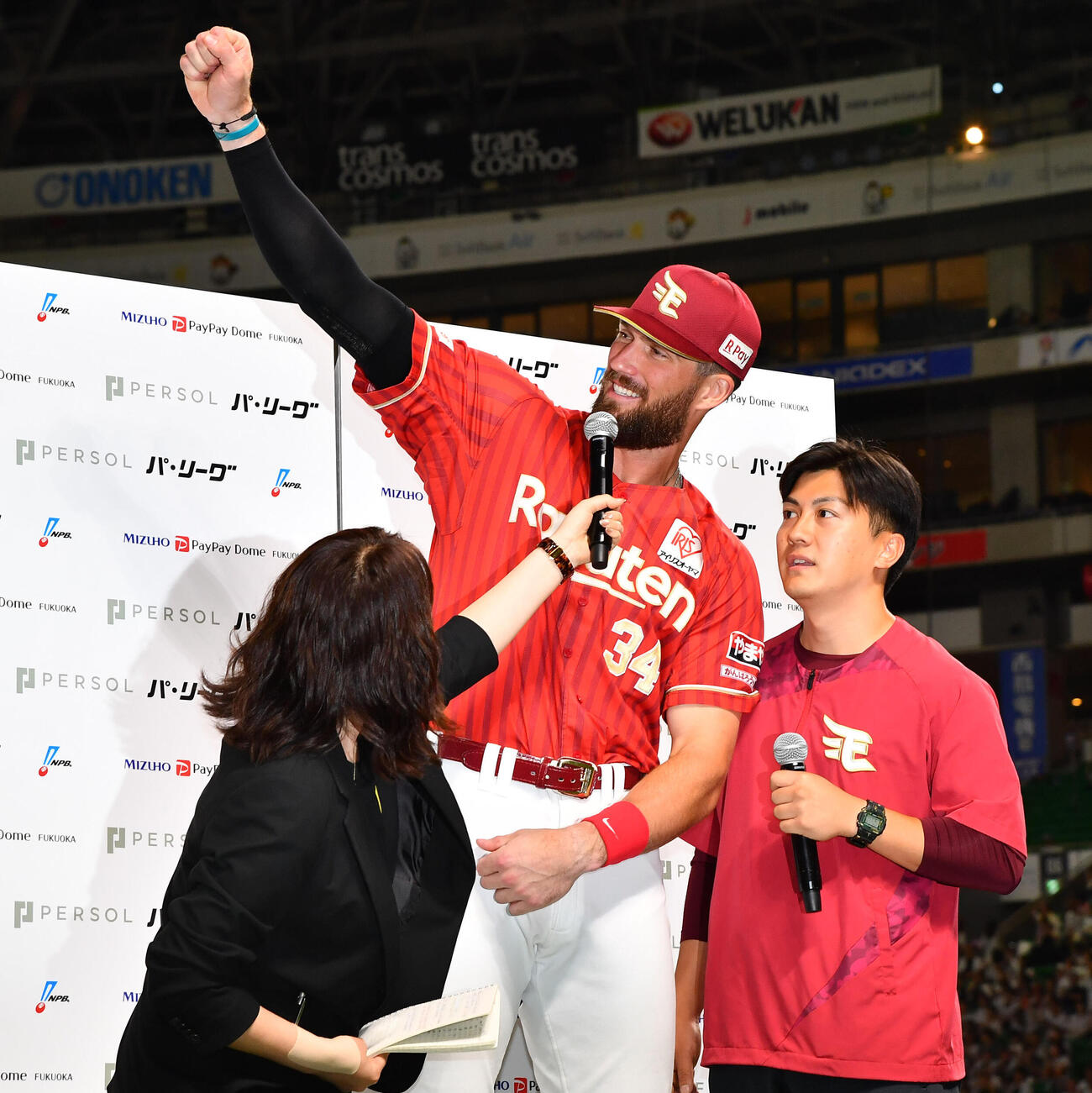 ソフトバンク対楽天　ソフトバンクに勝利し、お立ち台でファンに向かってガッツポーズする楽天カーソン・マッカスカー（撮影・岩下翔太）