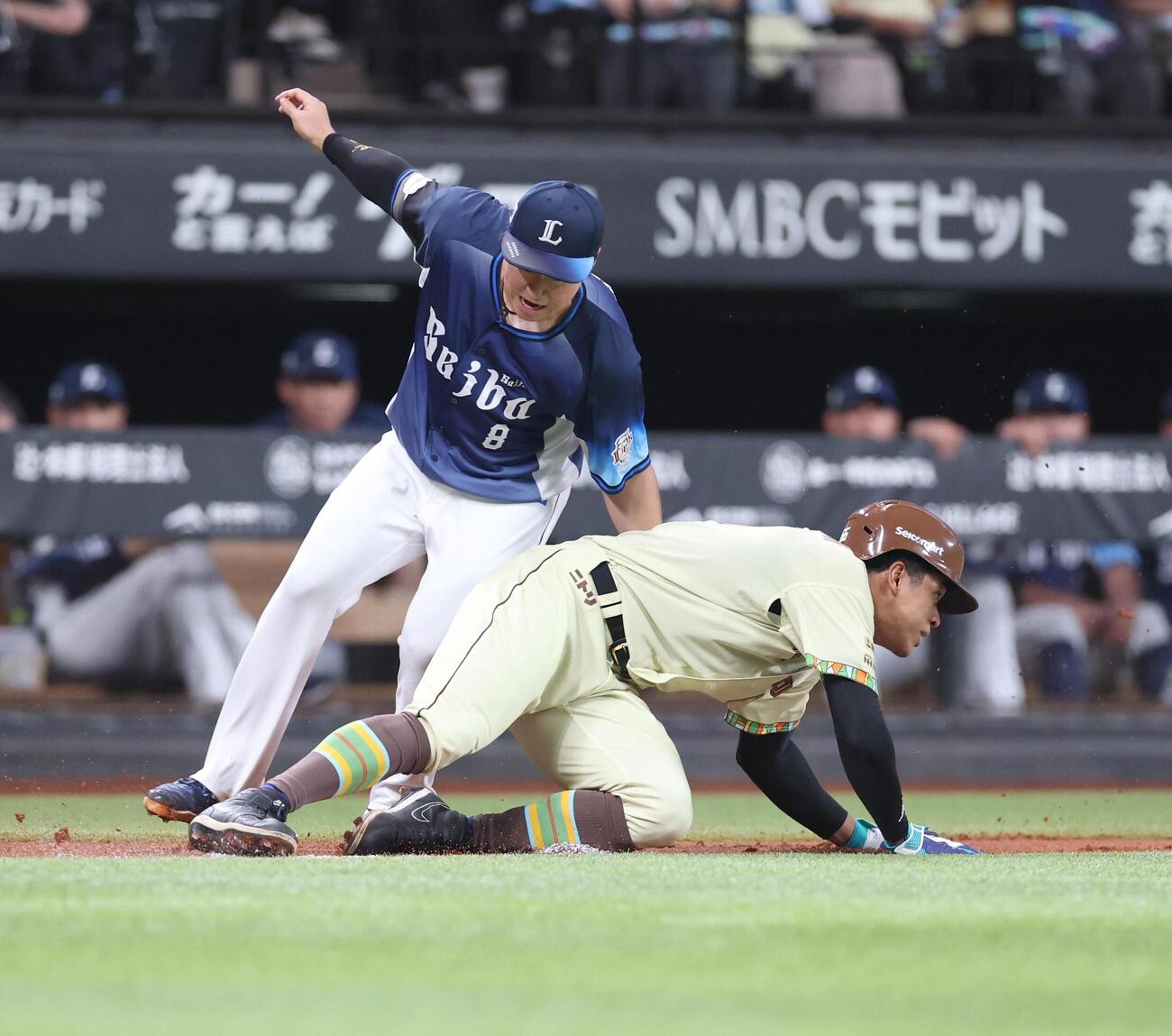 日本ハム対西武　4回裏日本ハム1死三塁、清宮幸太郎が空振りし飛び出した万波中正が三本間で挟殺される（撮影・黒川智章）　
