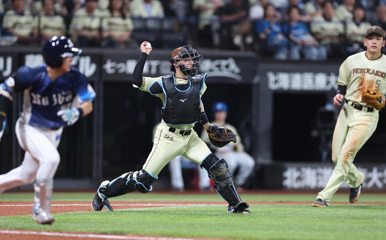 日本ハム対西武　8回表西武無死一塁、滝沢夏央の送りバントの打球を二塁に送球し野選となる田宮裕涼（撮影・黒川智章）　