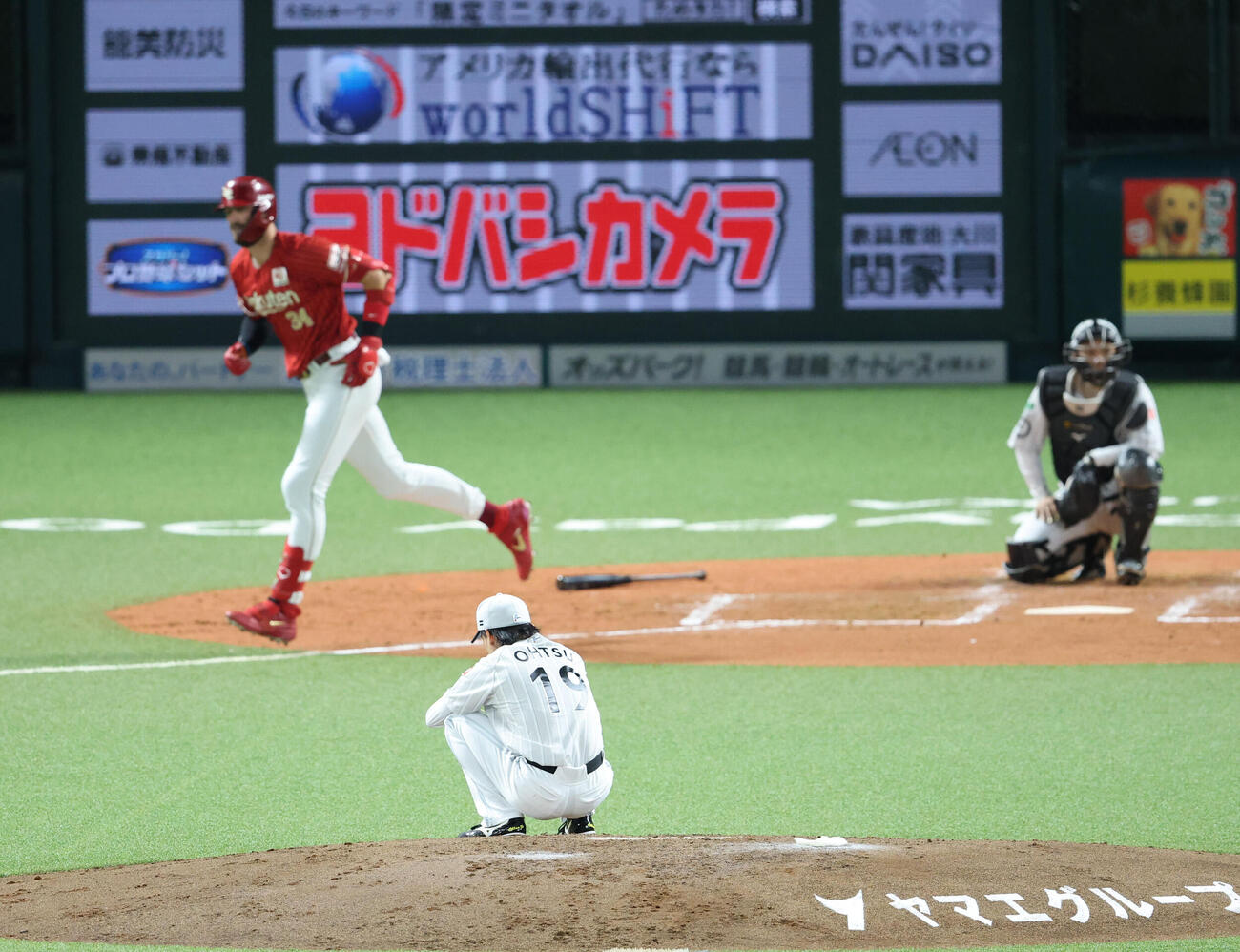 ソフトバンク対楽天　4回表楽天無死、マッカスカーに左越え勝ち越し本塁打を浴びた大津亮介は座り込む（撮影・梅根麻紀）
