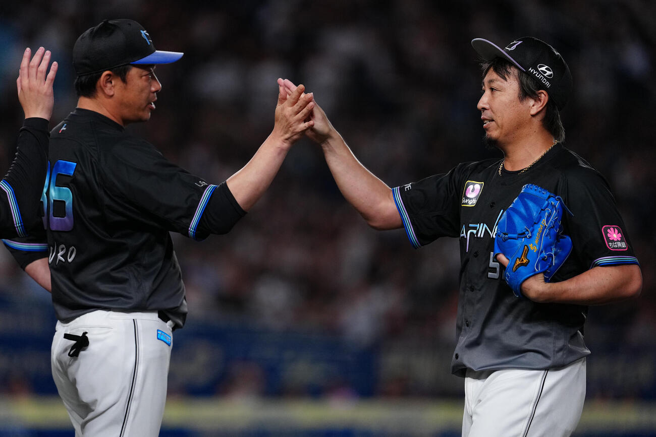 ロッテ対オリックス　オリックスに勝利し、サブロー監督（左）とタッチを交わすロッテ益田直也（撮影・鈴木みどり）