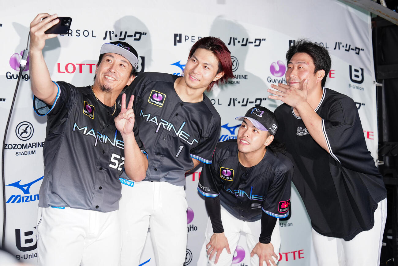 ロッテ対オリックス　オリックスに勝利し自撮りするロッテの、左から益田直也、藤原恭大、小川龍成、八木彬（撮影・鈴木みどり）