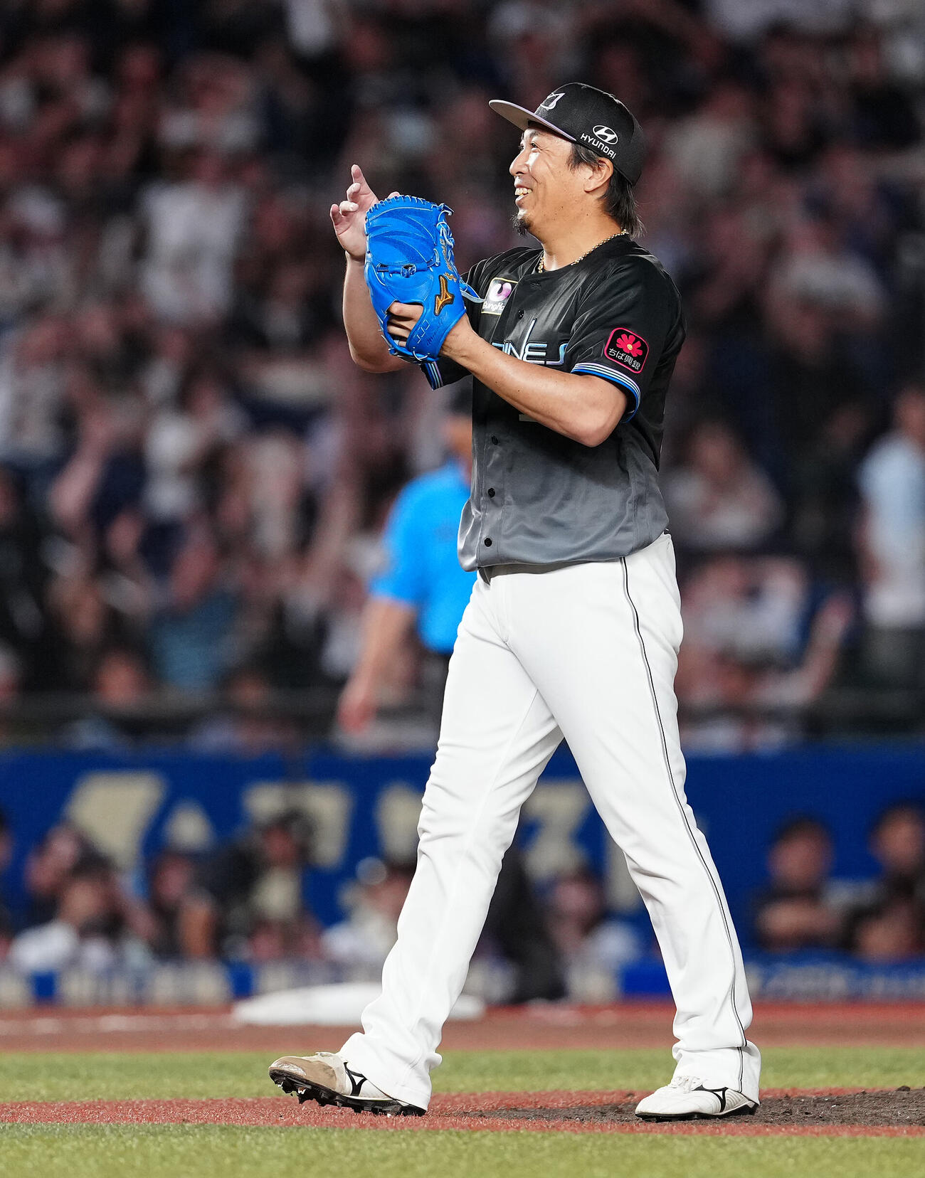 ロッテ対オリックス　オリックスに勝利し、笑顔のロッテ益田直也（撮影・鈴木みどり）