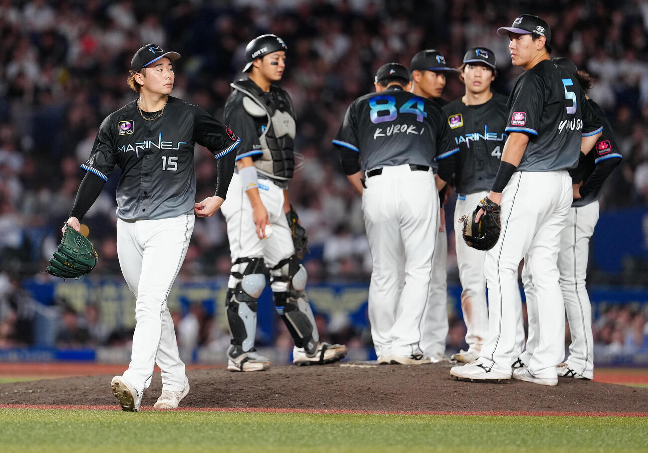 ロッテ対オリックス　9回表途中で降板するロッテ横山陸人（左）（撮影・鈴木みどり）