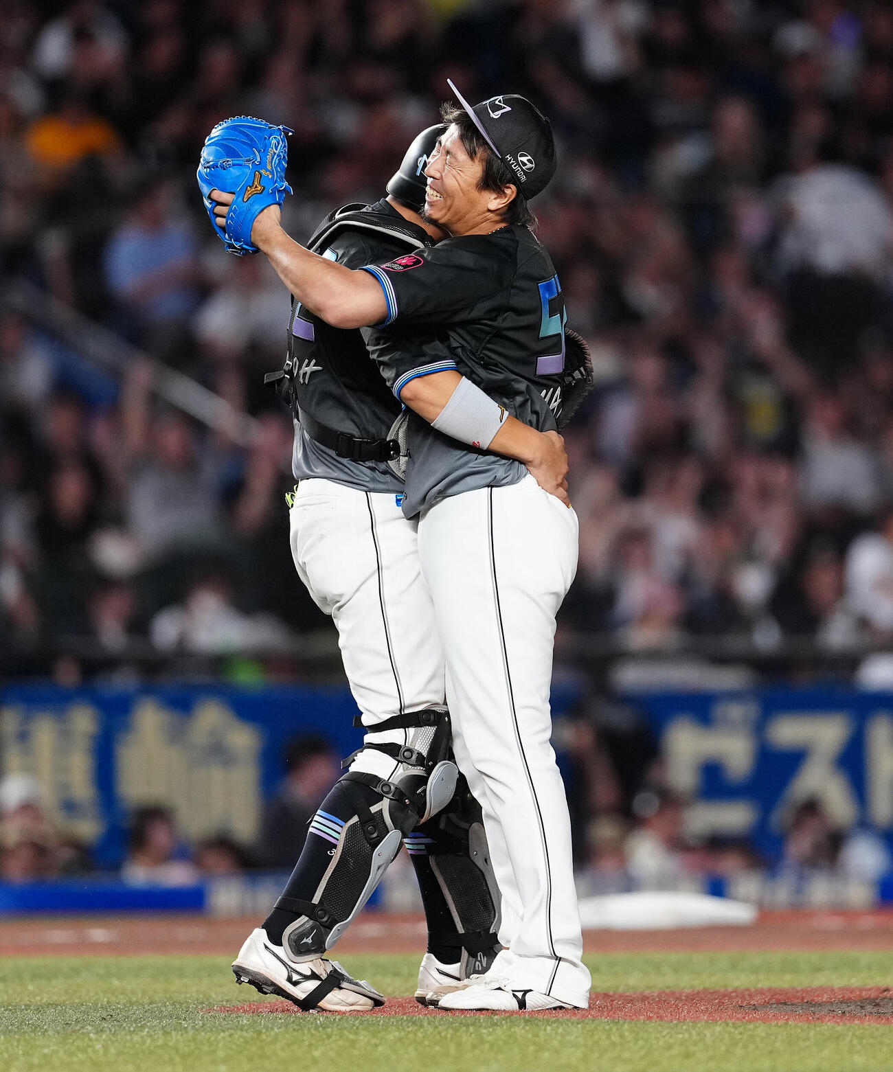 ロッテ対オリックス　オリックスに勝利し、佐藤都志也とハグするロッテ益田直也（右）（撮影・鈴木みどり）