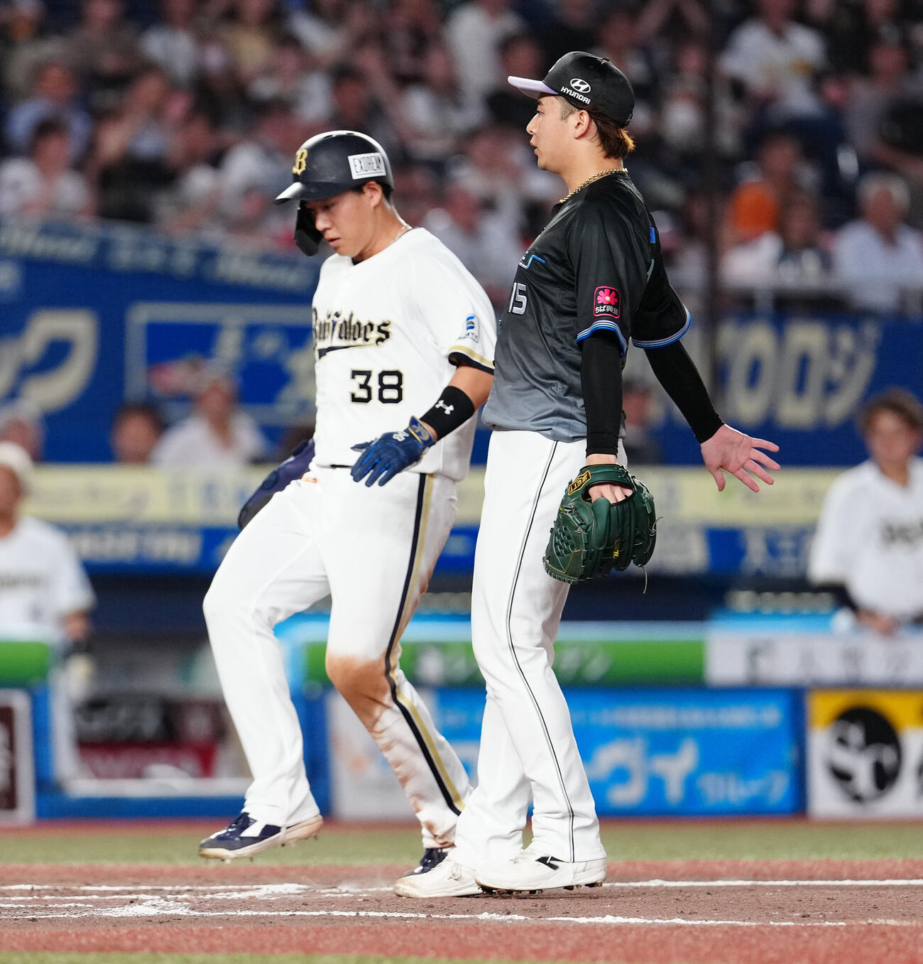 ロッテ対オリックス　9回表オリックス無死二、三塁、打者山中稜真の時、暴投で三塁走者来田涼斗の生還を許す横山陸人（撮影・鈴木みどり）