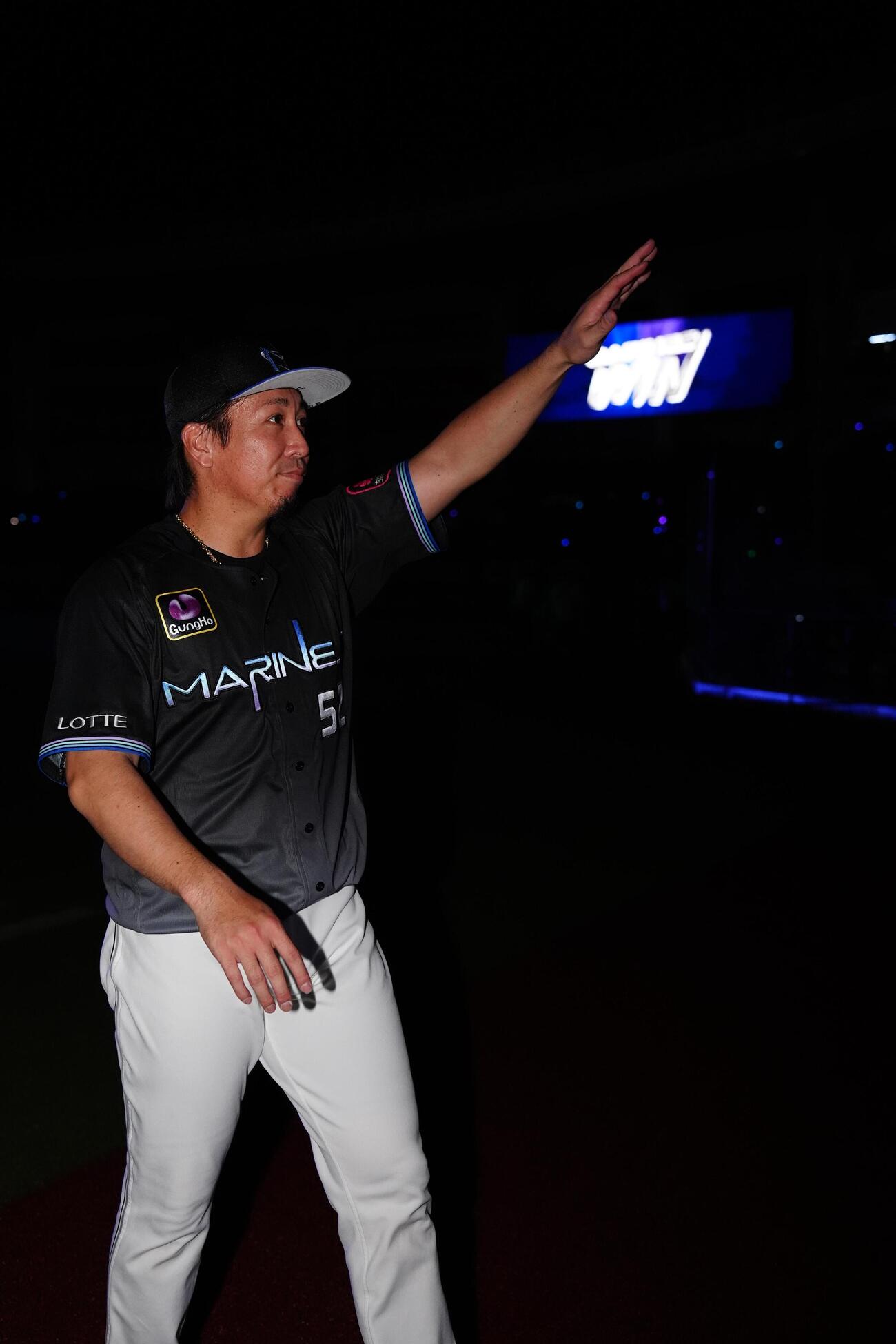 ロッテ対オリックス　オリックスに勝利し声援に応えるロッテ益田直也（撮影・鈴木みどり）