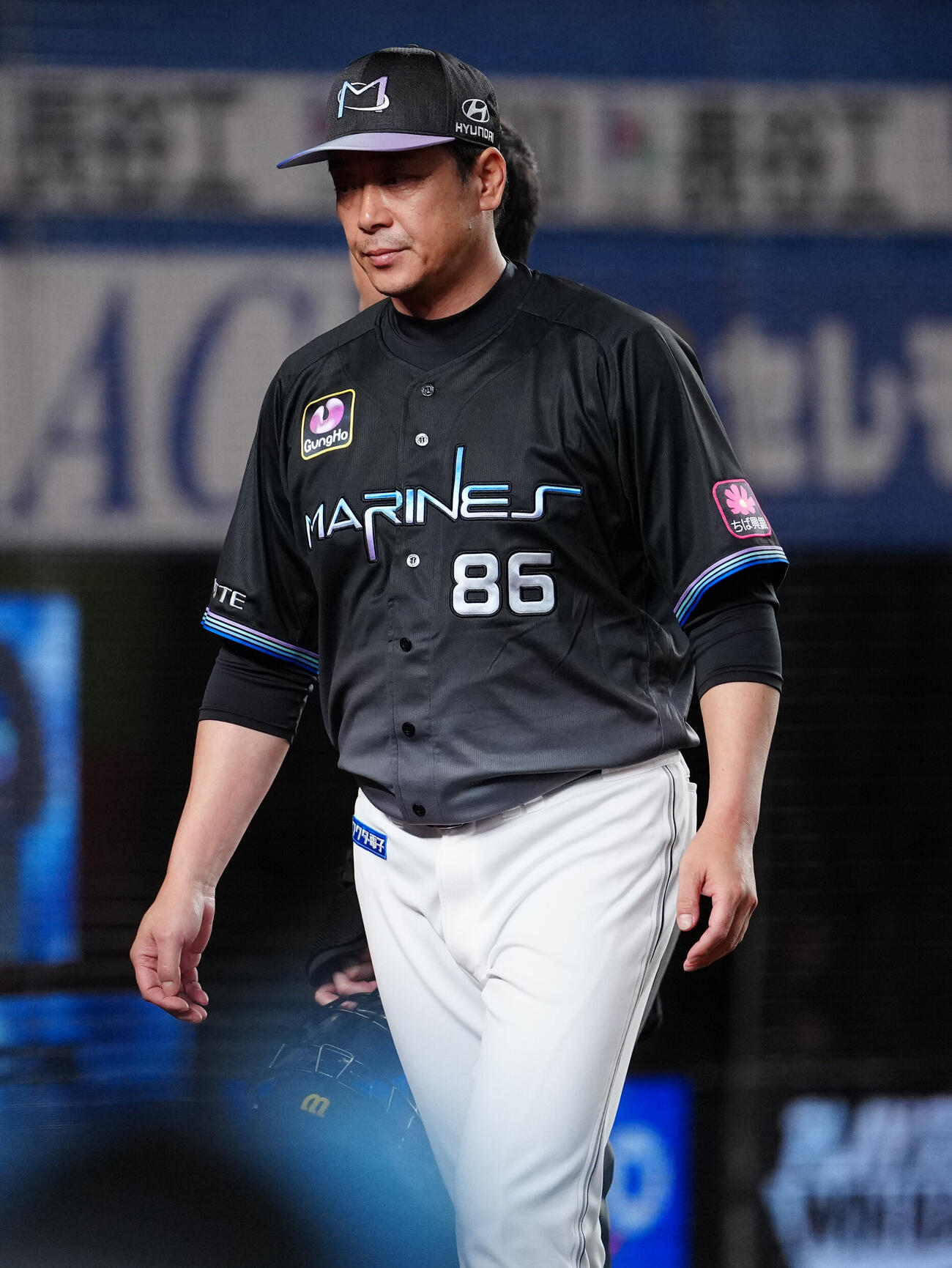 ロッテ対オリックス　4回表、先発広池康志郎の降板を告げるロッテのサブロー監督（撮影・鈴木みどり）