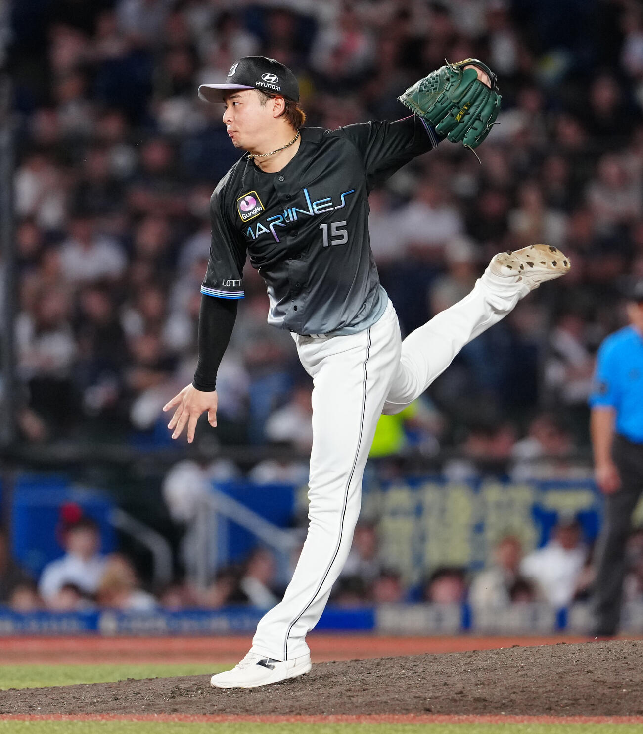 ロッテ対オリックス　9回表から6番手で登板したロッテ横山陸人（撮影・鈴木みどり）