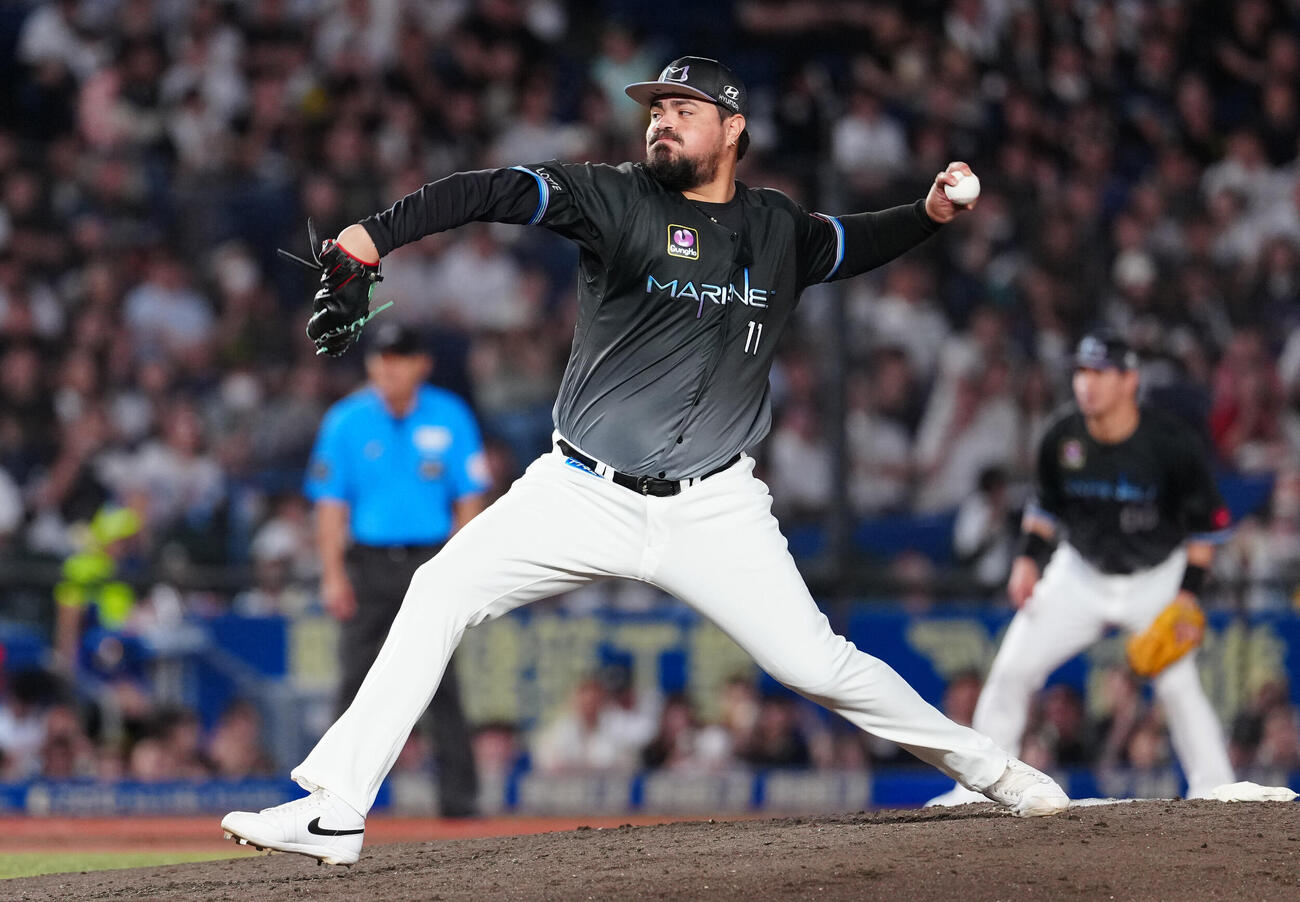 ロッテ対オリックス　4回表途中から2番手で登板したロッテのホセ・カスティーヨ（撮影・鈴木みどり）