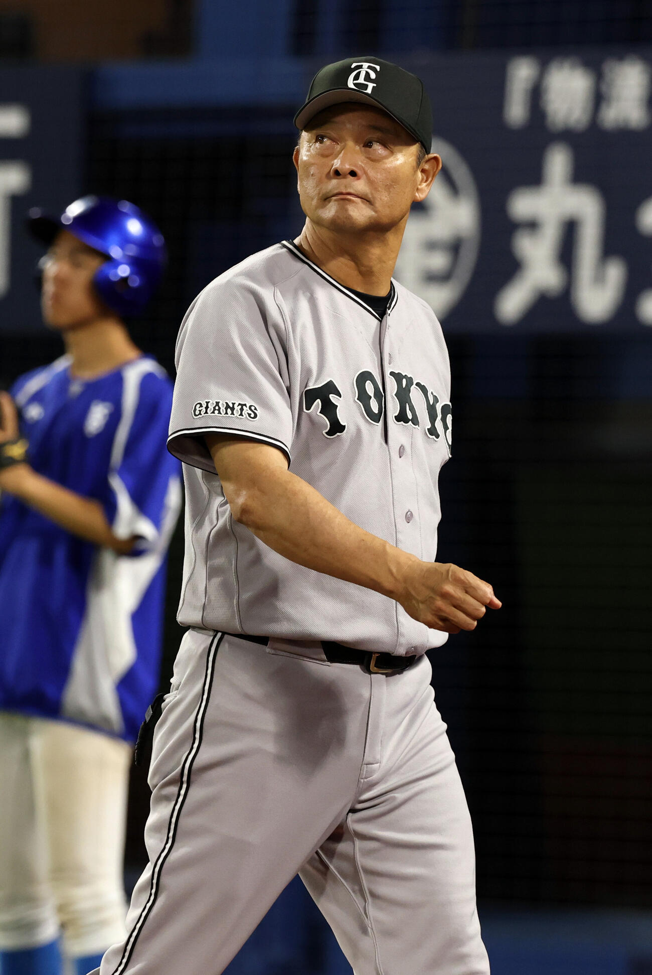 DeNA対巨人　投手交代を告げ、厳しい表情でベンチに戻る巨人橋上秀樹監督代行（撮影・浅見桂子）