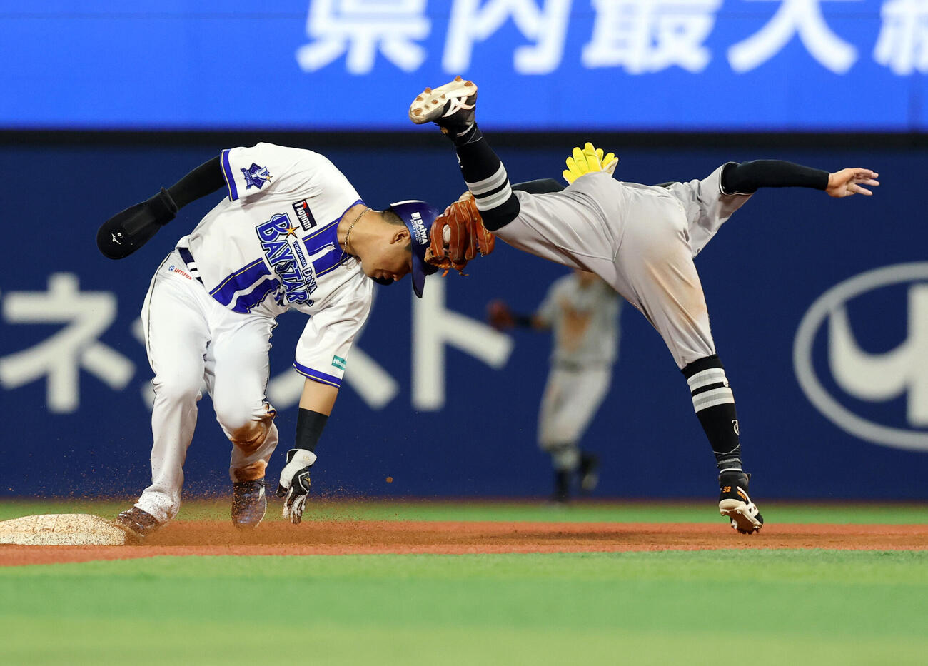 DeNA対巨人　4回裏DeNA1死一塁、蝦名達夫は二塁盗塁を狙うも阻止される。遊撃手浦田俊輔（撮影・浅見桂子）