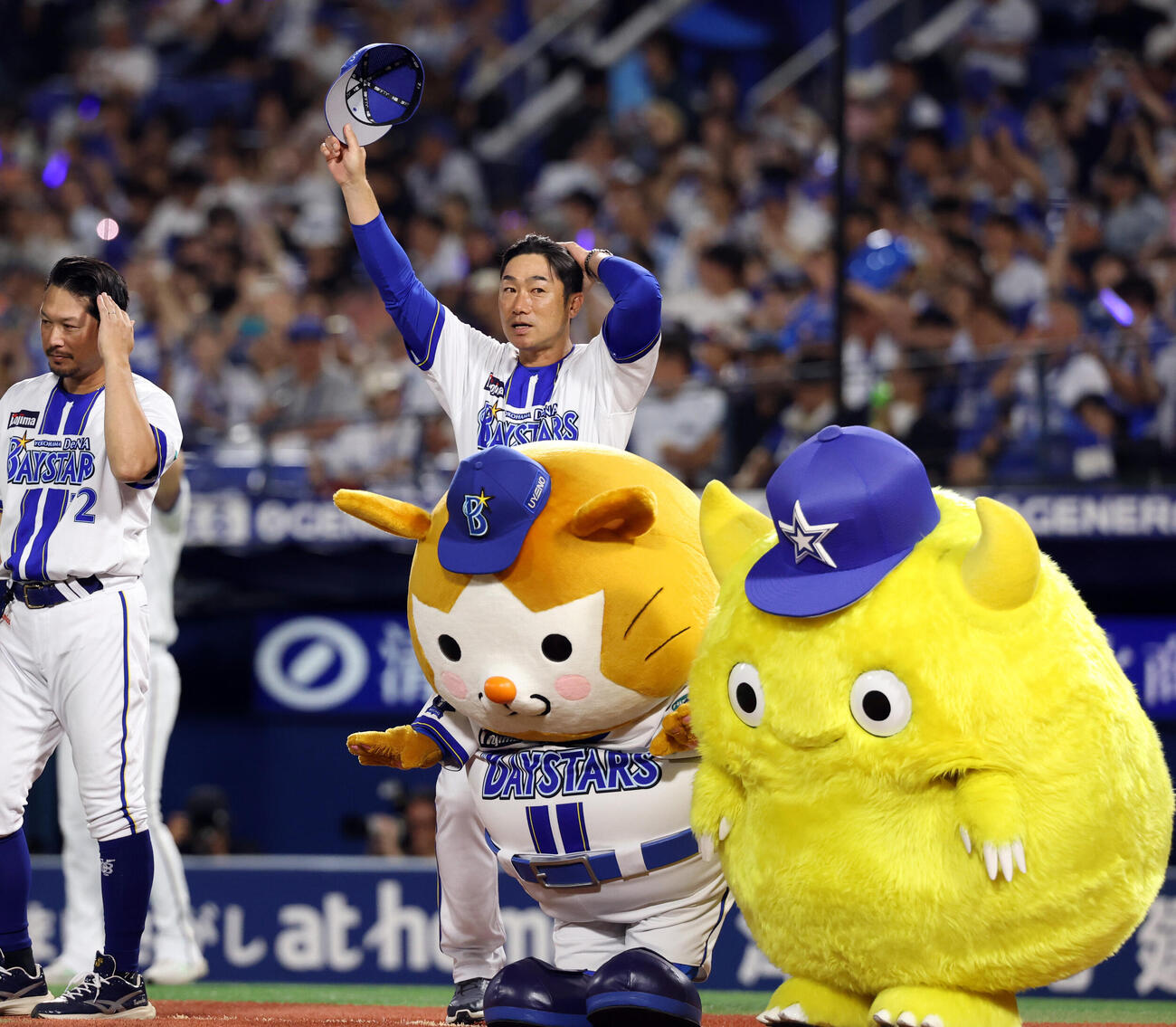 DeNA対巨人　逆転勝利でスタンドにあいさつするDeNA相川亮二監督（撮影・浅見桂子）