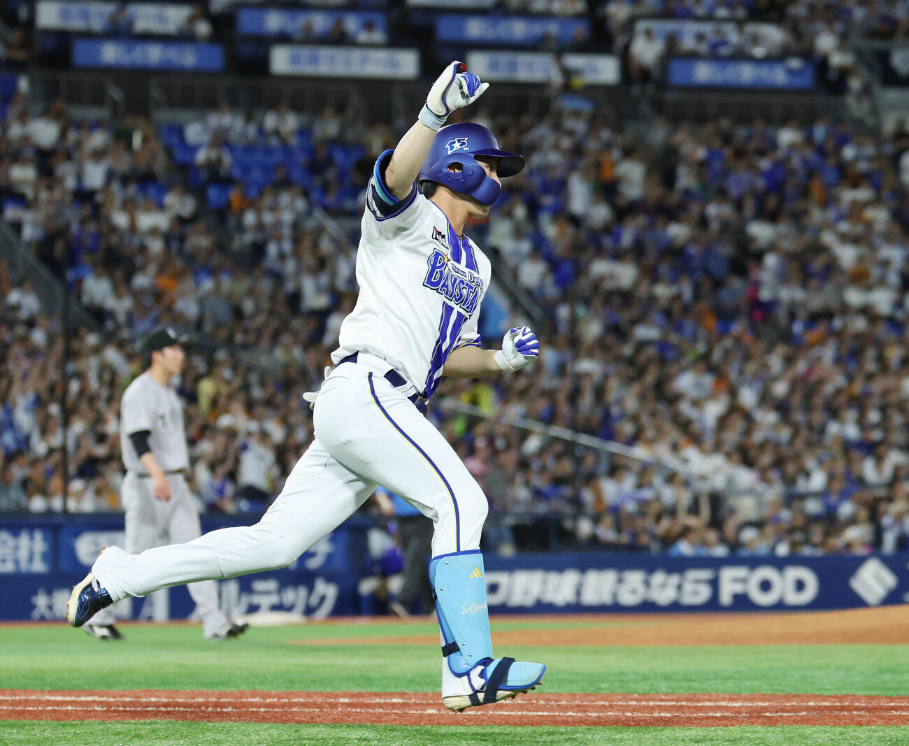 DeNA対巨人　7回裏DeNA2死一、三塁、3点本塁打を放ちガッツポーズする代打度会隆輝（撮影・宮地輝）