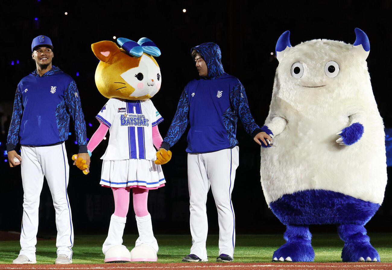 DeNA対巨人　勝利を喜ぶ、左からDeNAハンセル・マルセリーノ、DB．キララ、伊勢大夢、バート（撮影・宮地輝）