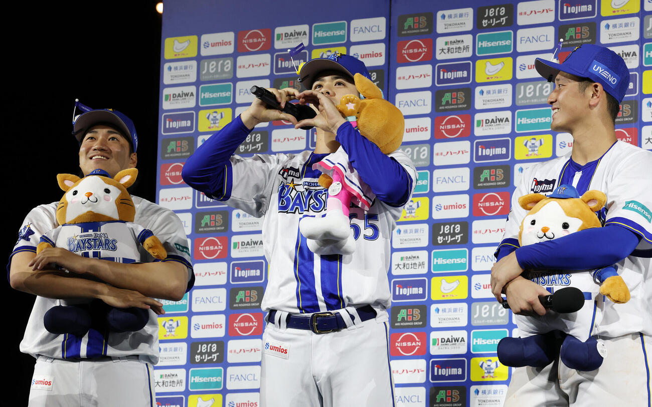 DeNA対巨人　お立ち台で母へハートを作るDeNA宮城滝太（中央）（撮影・宮地輝）