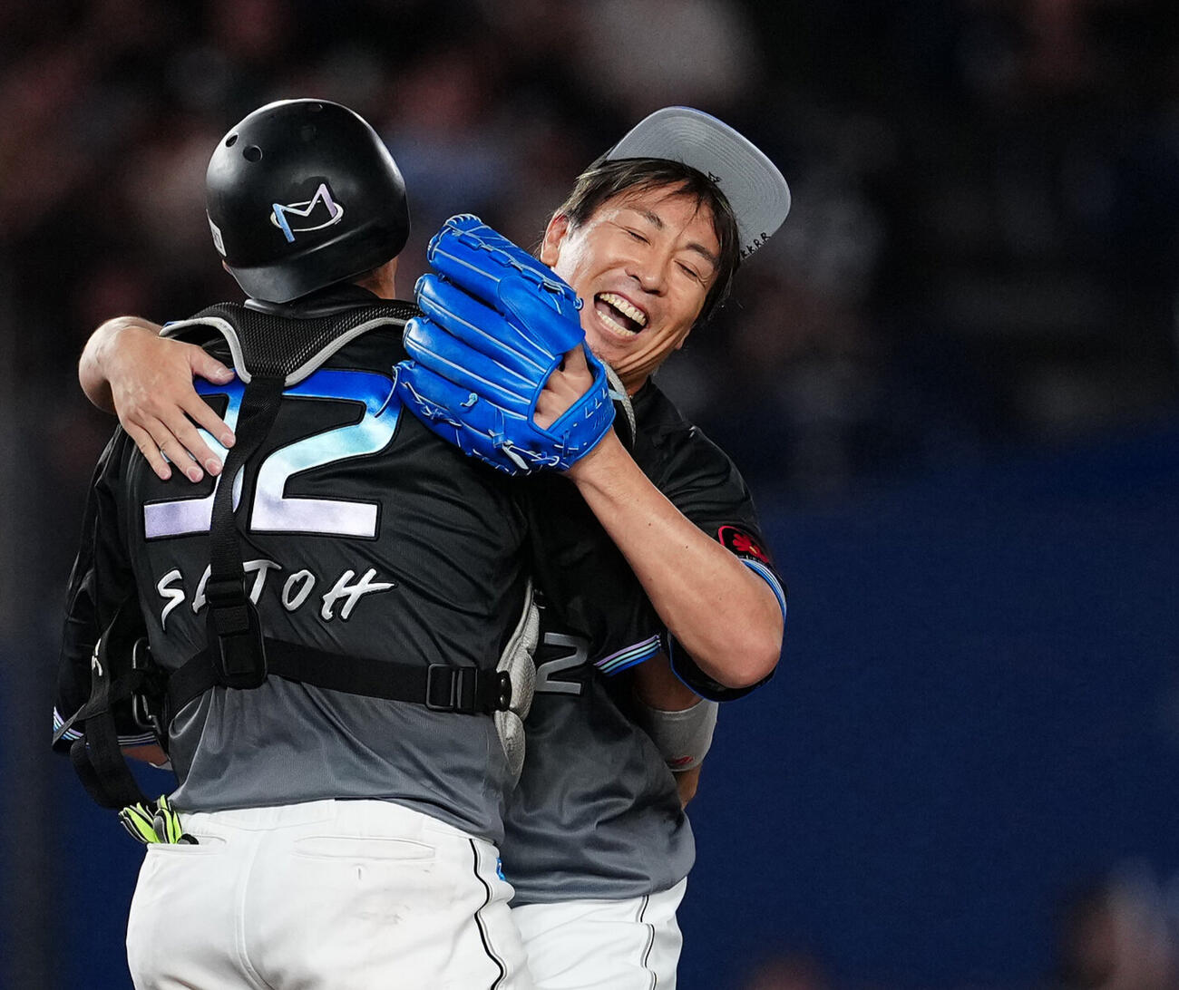 ロッテ対オリックス　オリックスに勝利し、佐藤都志也とハグするロッテ益田直也（右）（撮影・鈴木みどり）
