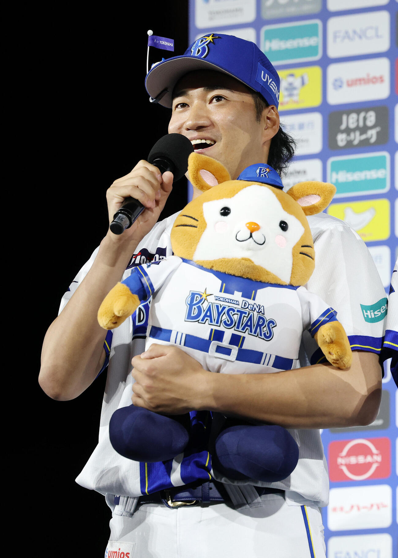 DeNA対巨人　お立ち台であいさつするDeNA岩田将貴（撮影・宮地輝）
