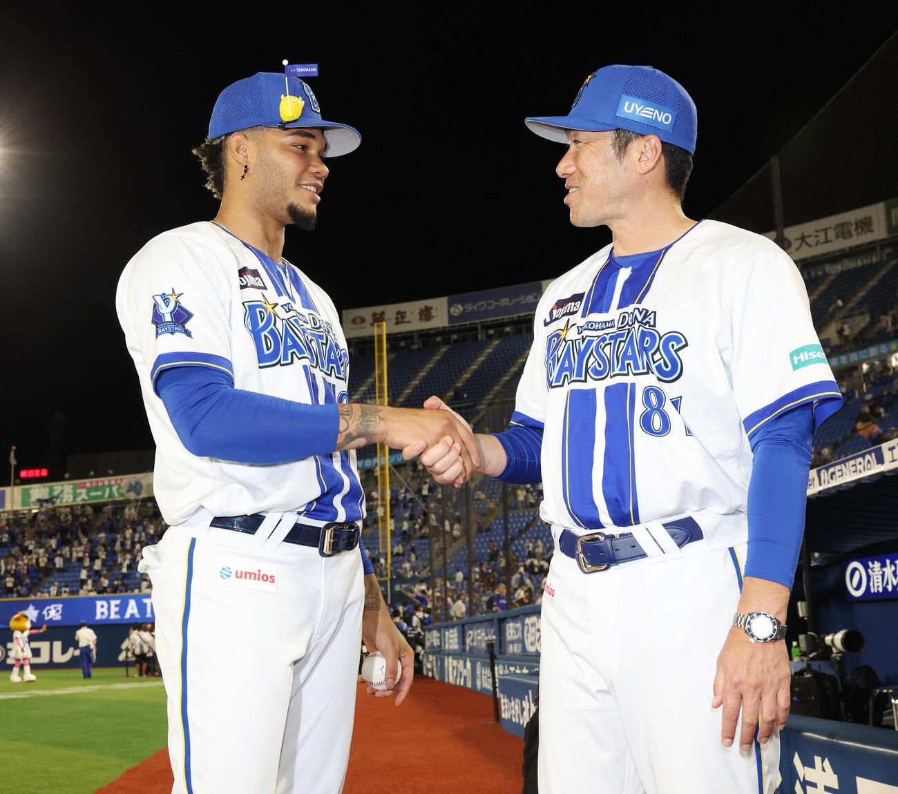 DeNA対巨人　初勝利を挙げDeNA相川亮二監督（右）からねぎらわれるハンセル・マルセリーノ（撮影・宮地輝）