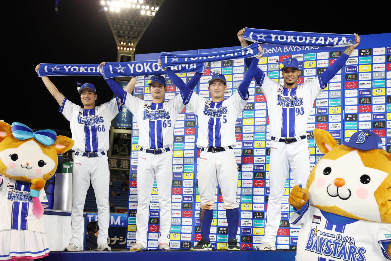 DeNA対巨人　お立ち台で笑顔を見せる、左からDeNA岩田将貴、宮城滝太、松尾汐恩、ハンセル・マルセリーノ（撮影・宮地輝）