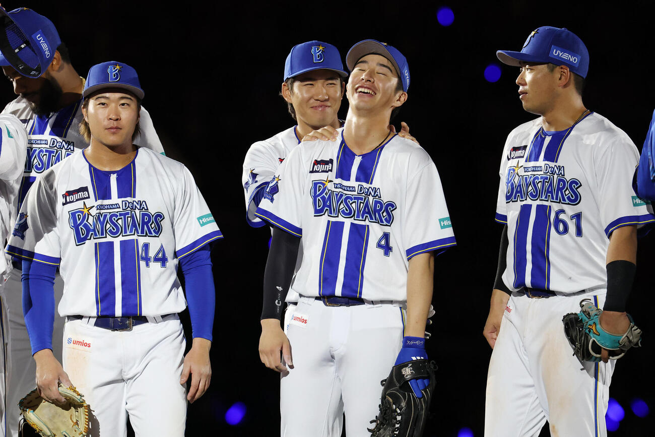 DeNA対巨人　勝利しチームメートにねぎらわれるDeNA度会隆輝（手前中央）（撮影・宮地輝）