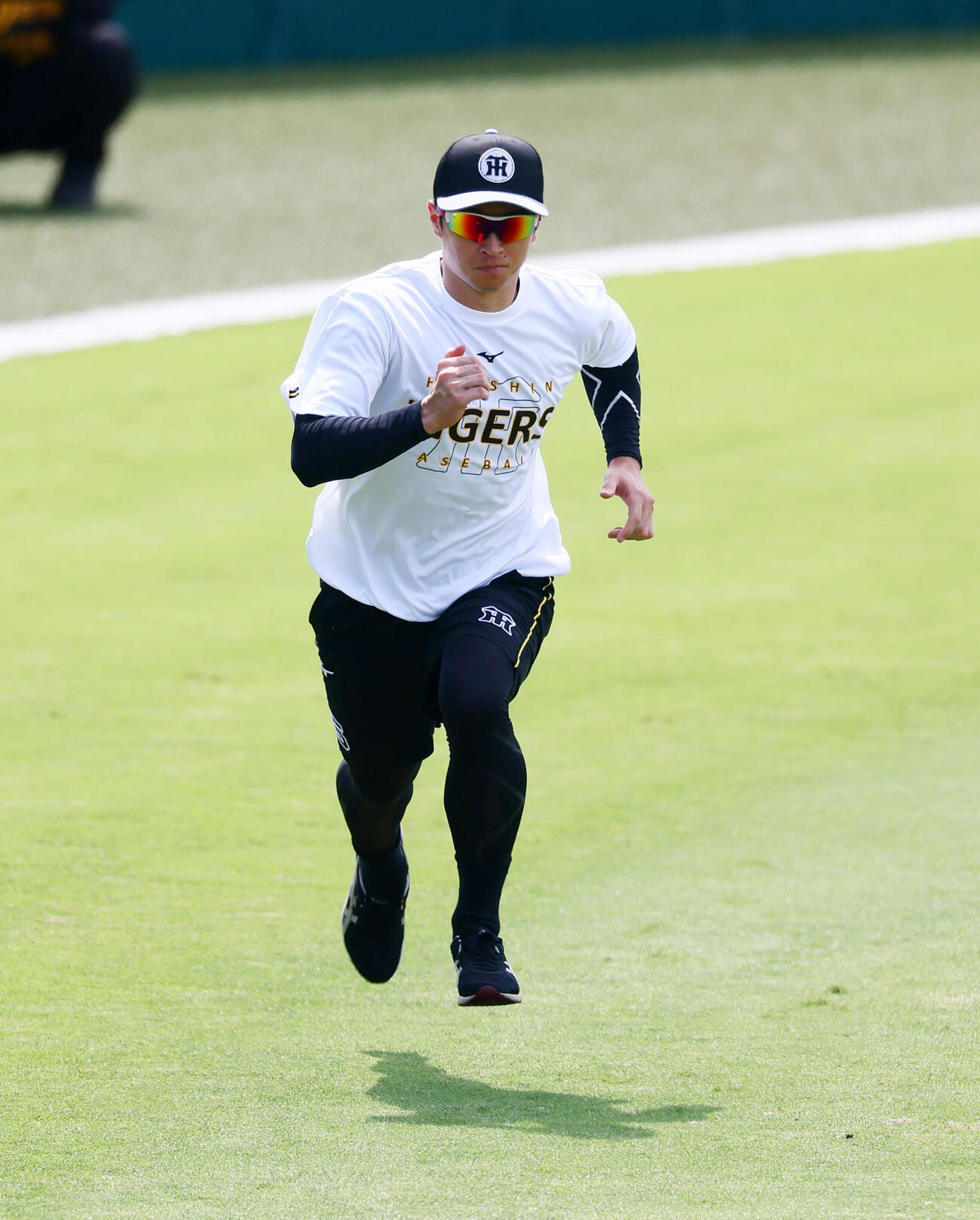 阪神対ヤクルト　練習でウオーミングアップする阪神近本光司（撮影・加藤哉）