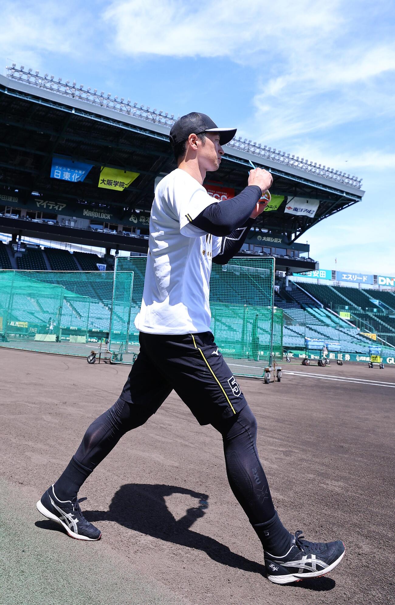 阪神対ヤクルト　甲子園のグラウンドに入る近本光司（撮影・上田博志）