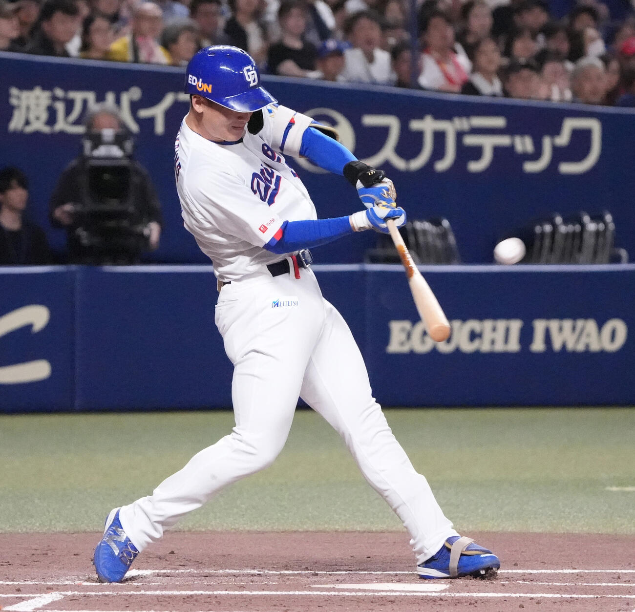 中日対広島　1回裏中日1死一、二塁、3点本塁打を放つ石川昂弥（撮影・森本幸一）