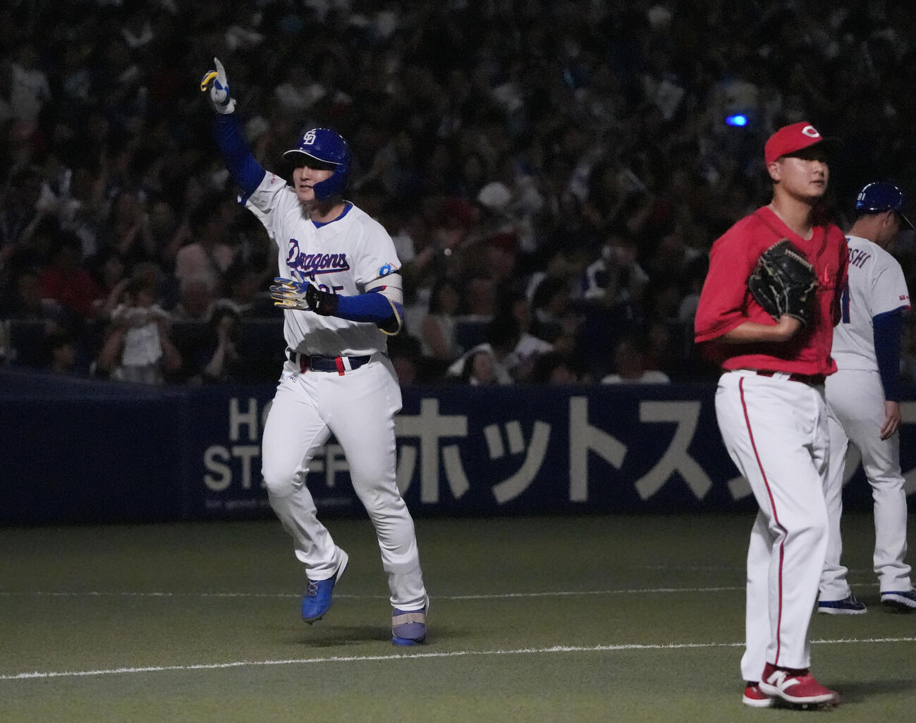 中日対広島　1回裏中日1死一、二塁、3点本塁打を放ちダイヤモンドを回る石川昂弥（左）右は広島先発の森翔平（撮影・森本幸一）