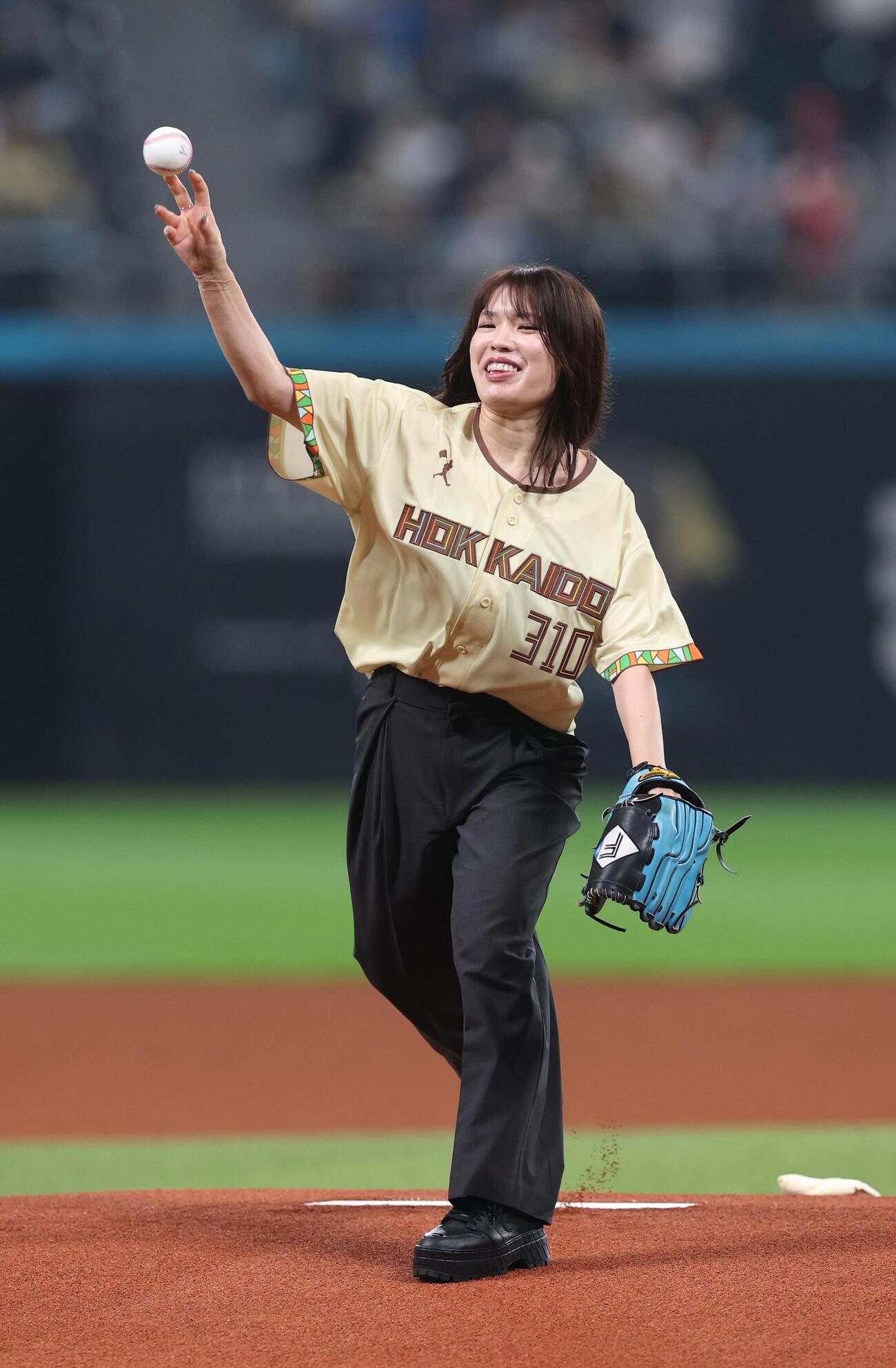 日本ハム対西武　ファーストピッチセレモニーで投球するスピードスケートの佐藤綾乃（撮影・黒川智章）