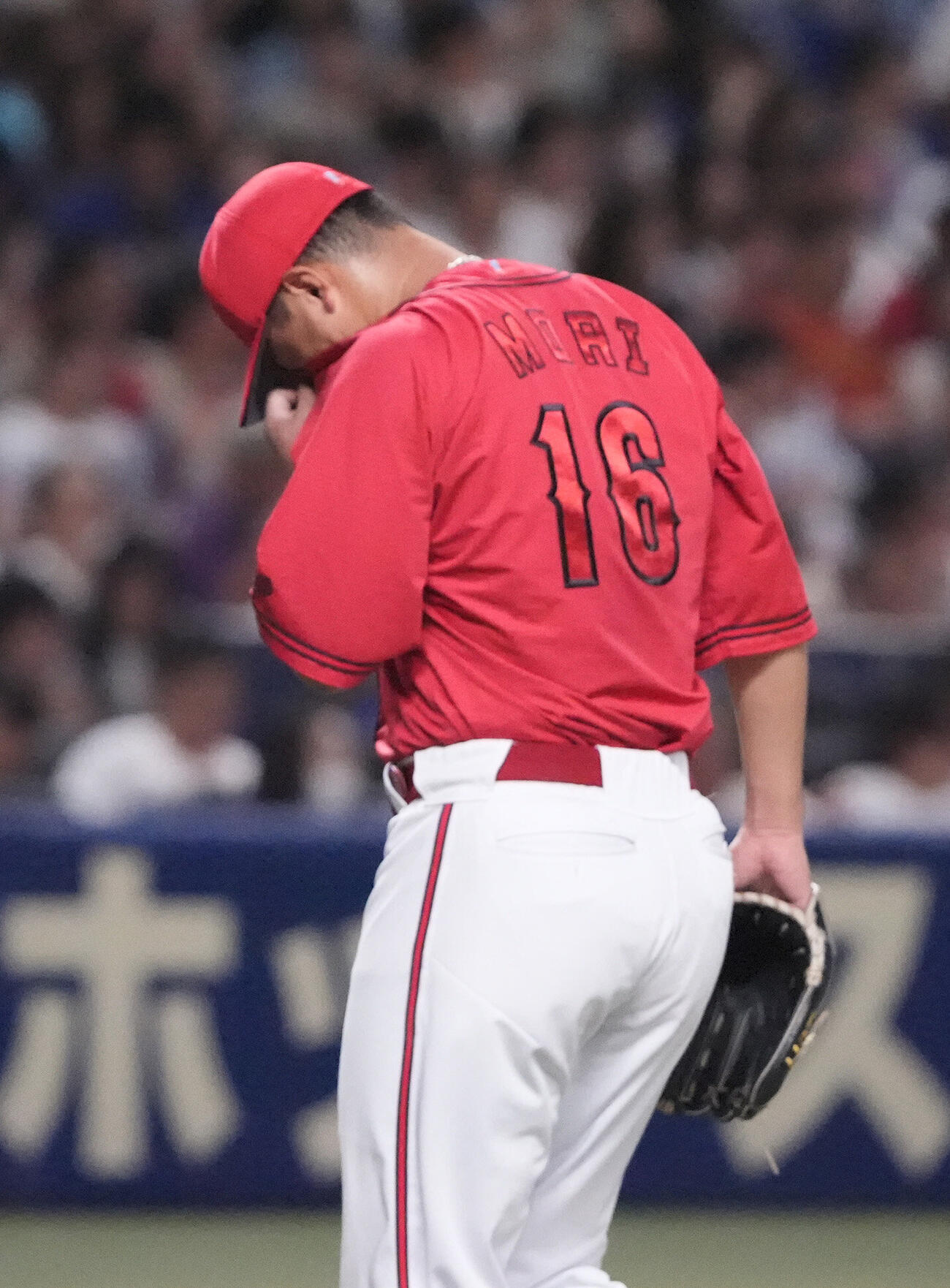 中日対広島　4回終了、汗を拭きながらベンチへ戻る広島先発の森翔平（撮影・森本幸一）