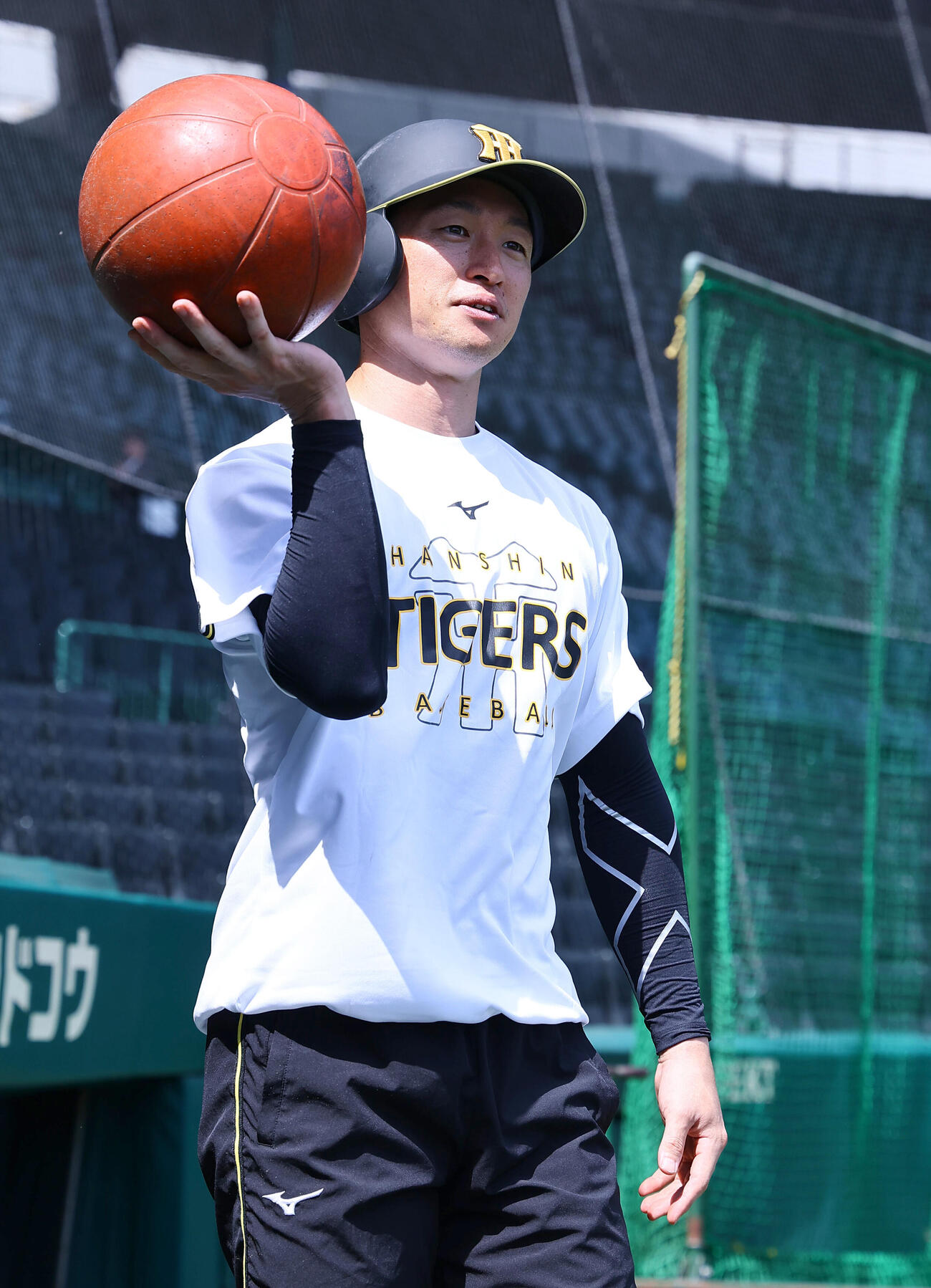 阪神対ヤクルト　メディシンボールでトレーニングをする近本光司（撮影・上田博志）