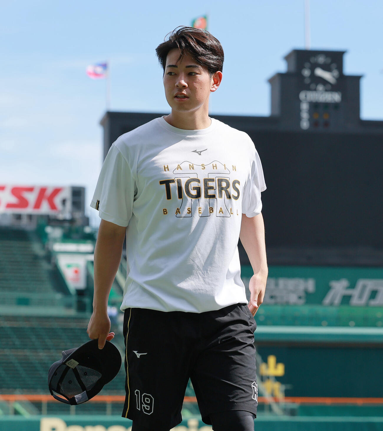 阪神対ヤクルト　試合前の練習を終え、グラウンドを移動する阪神下村海翔（撮影・上山淳一）