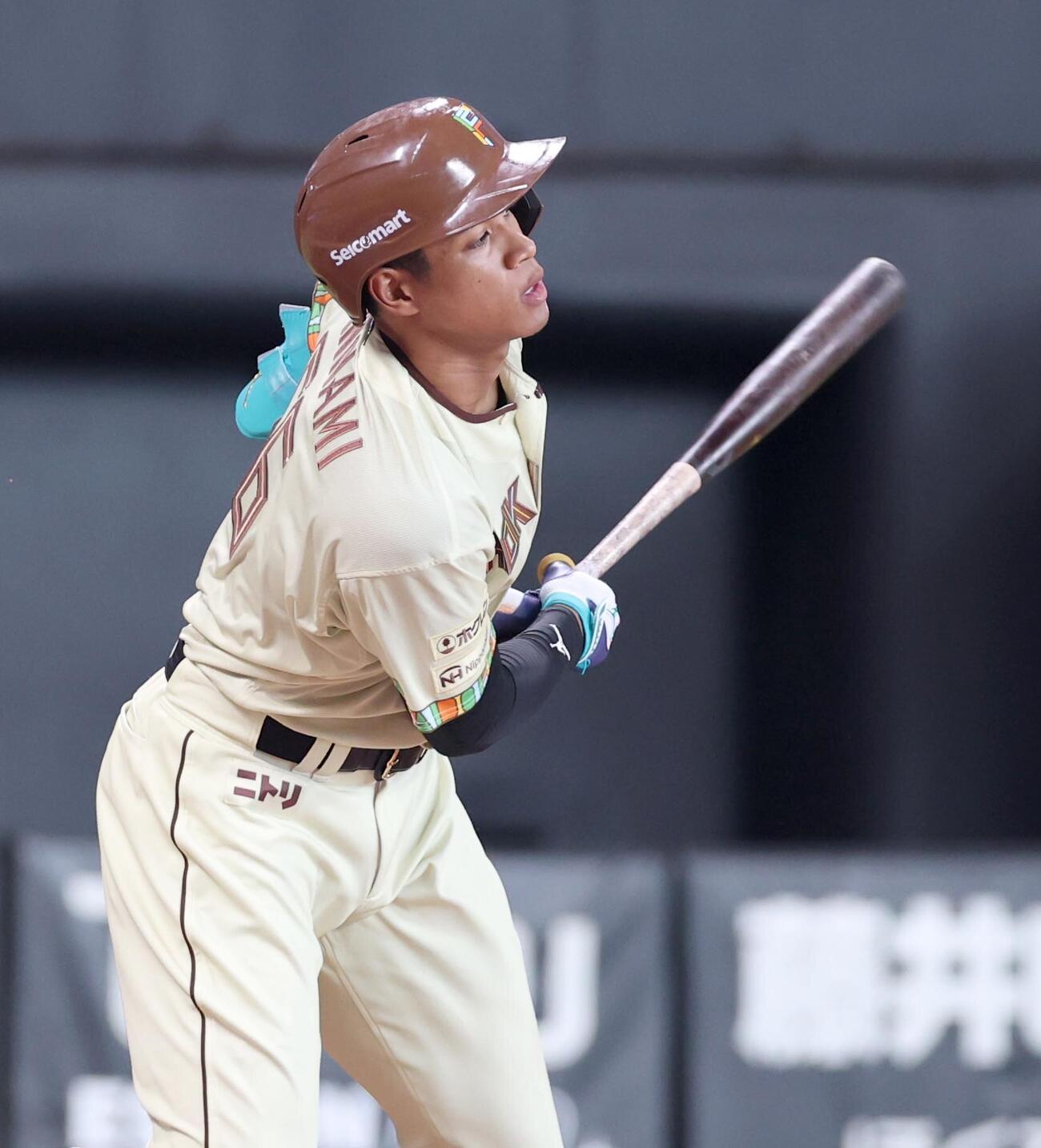 日本ハム対西武　3回裏日本ハム2死一塁、適時二塁打を放つ万波中正（撮影・黒川智章）