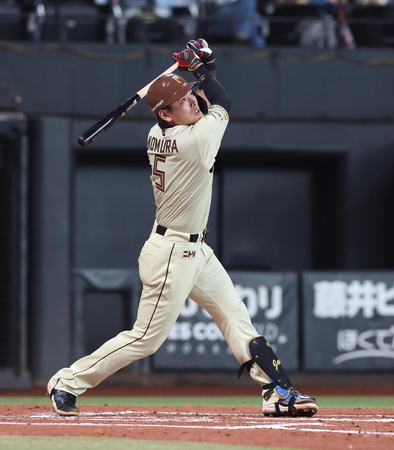日本ハム対西武　2回裏日本ハム無死二、三塁、犠飛を放つ野村佑希（撮影・黒川智章）