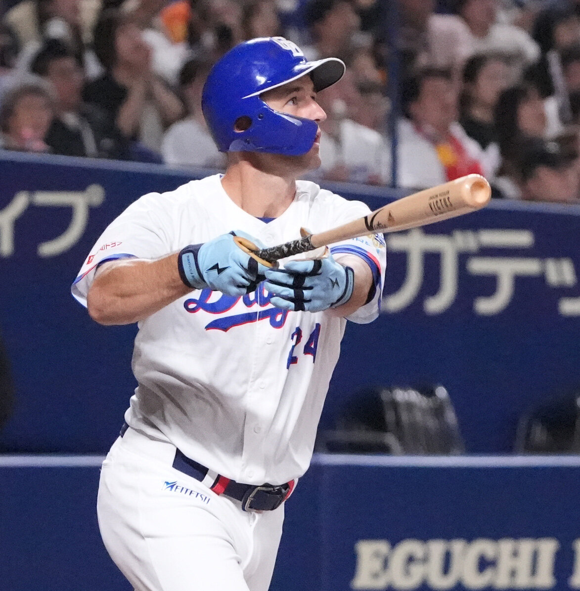 中日対広島　7回裏中日1死一塁、2点本塁打を放つジェイソン・ボスラー（撮影・森本幸一）