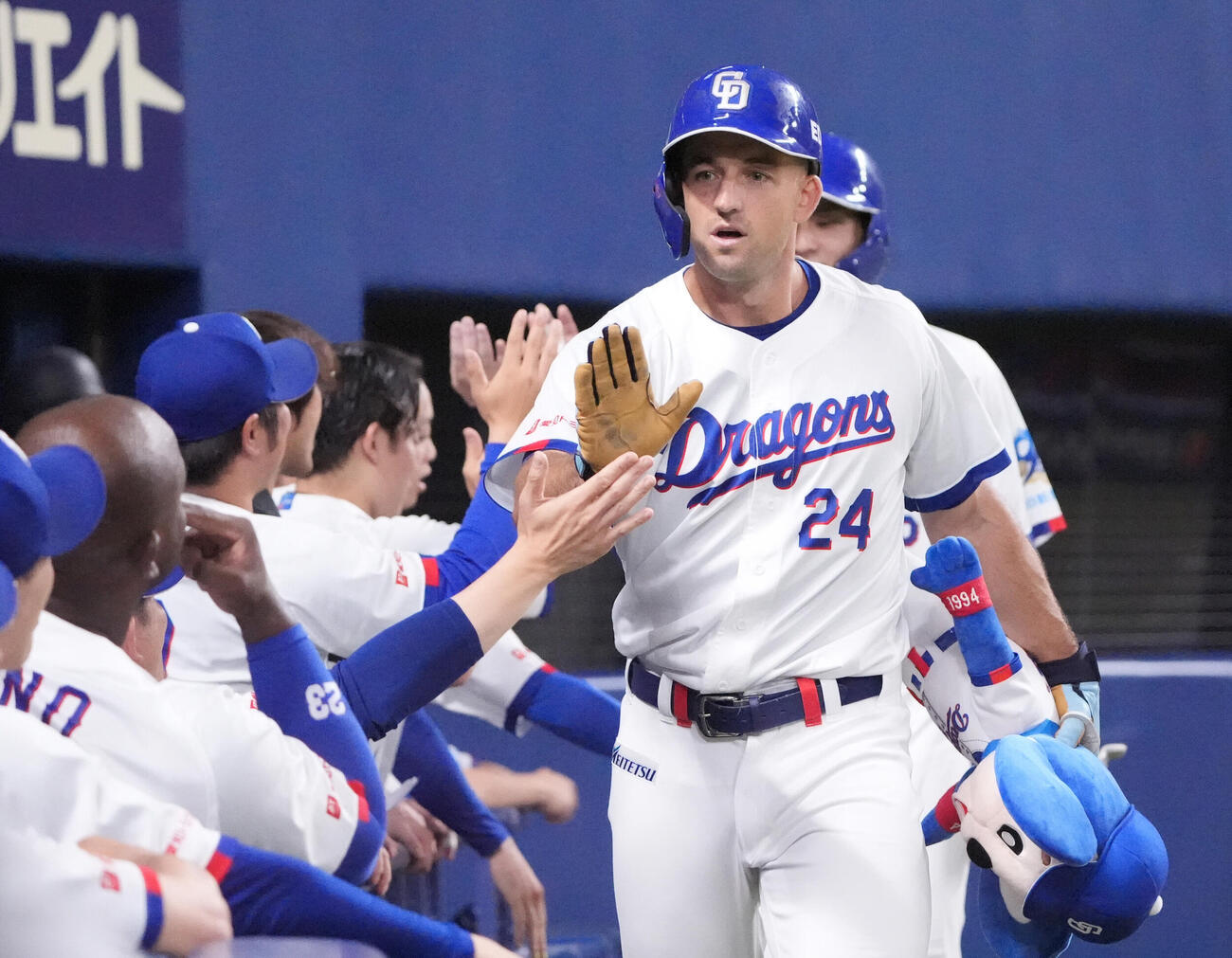 中日対広島　7回裏中日1死一塁、ジェイソン・ボスラー（右）は2点本塁打を放ちナインとタッチを交わす（撮影・森本幸一）