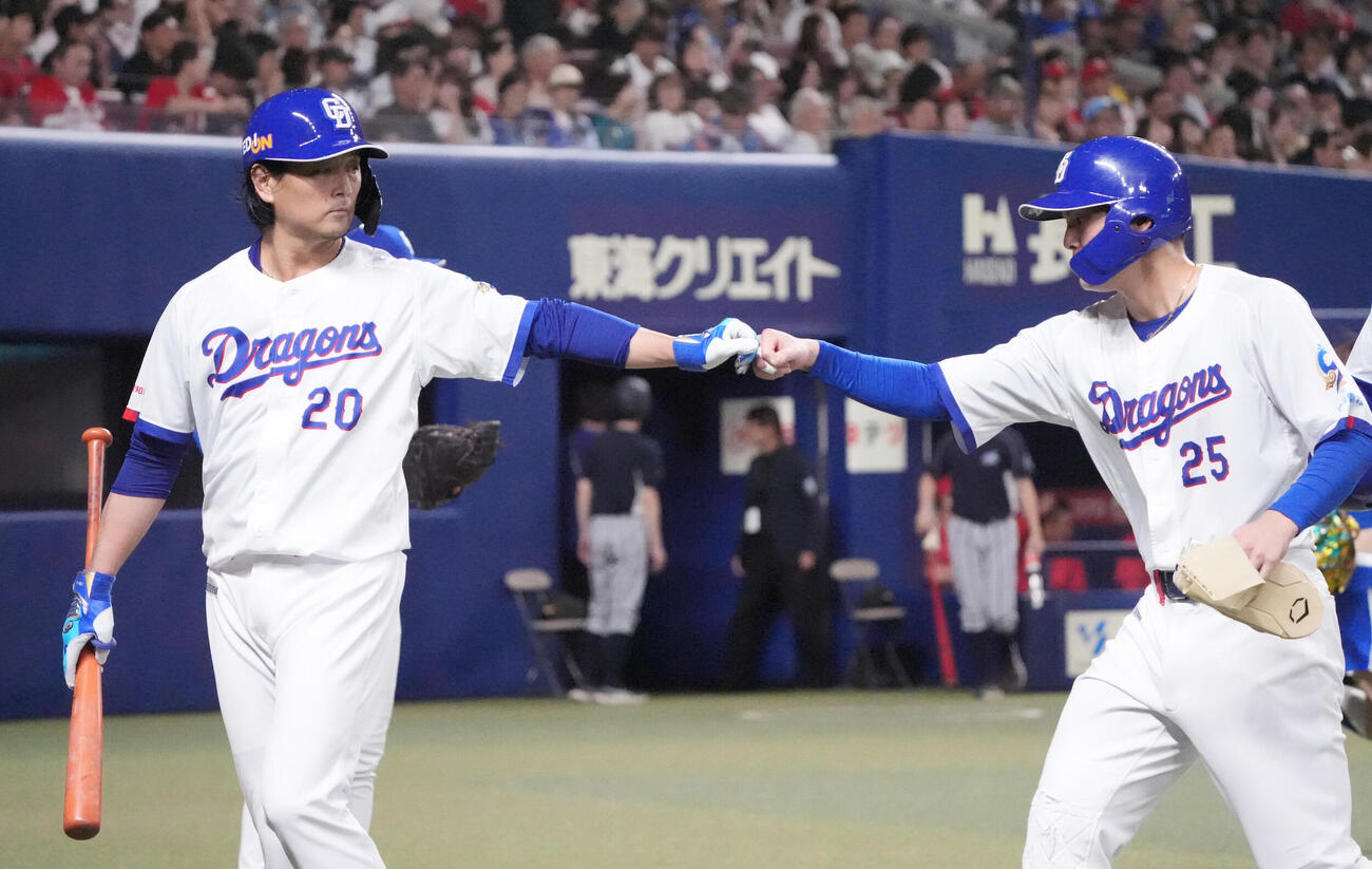 中日対広島　5回終了、2点適時打を放った石川昂弥（右）とタッチを交わす涌井秀章（撮影・森本幸一）