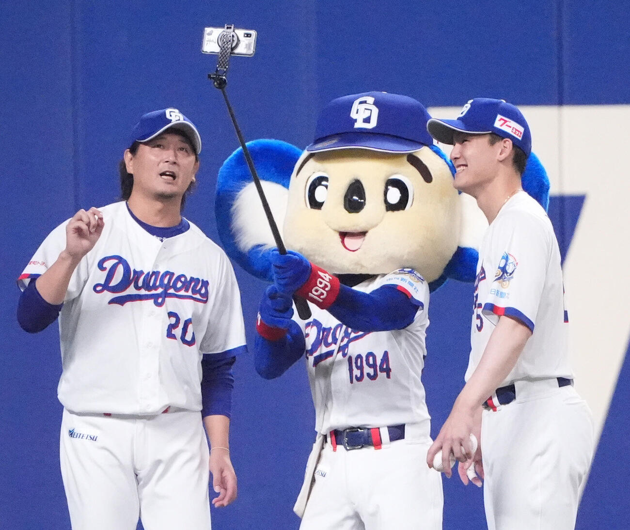 中日対広島　笑顔でドアラと記念撮影をする中日涌井秀章（左）と石川昂弥（撮影・森本幸一）