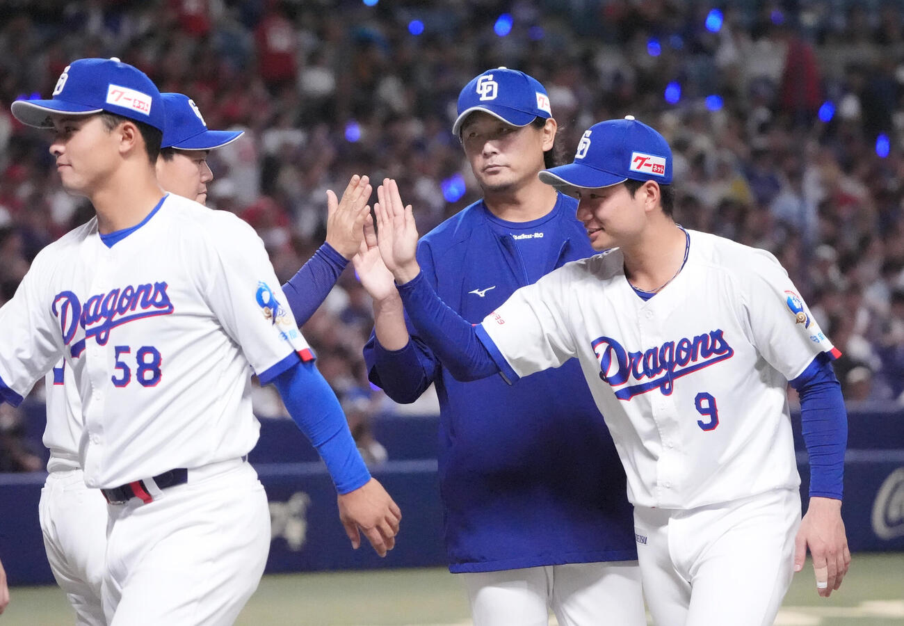 中日対広島　試合終了、涌井秀章（中央）はナインとタッチを交わす（撮影・森本幸一）